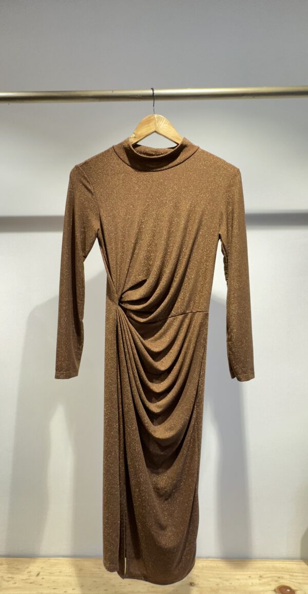 Shimmer dress with gathers on the waist