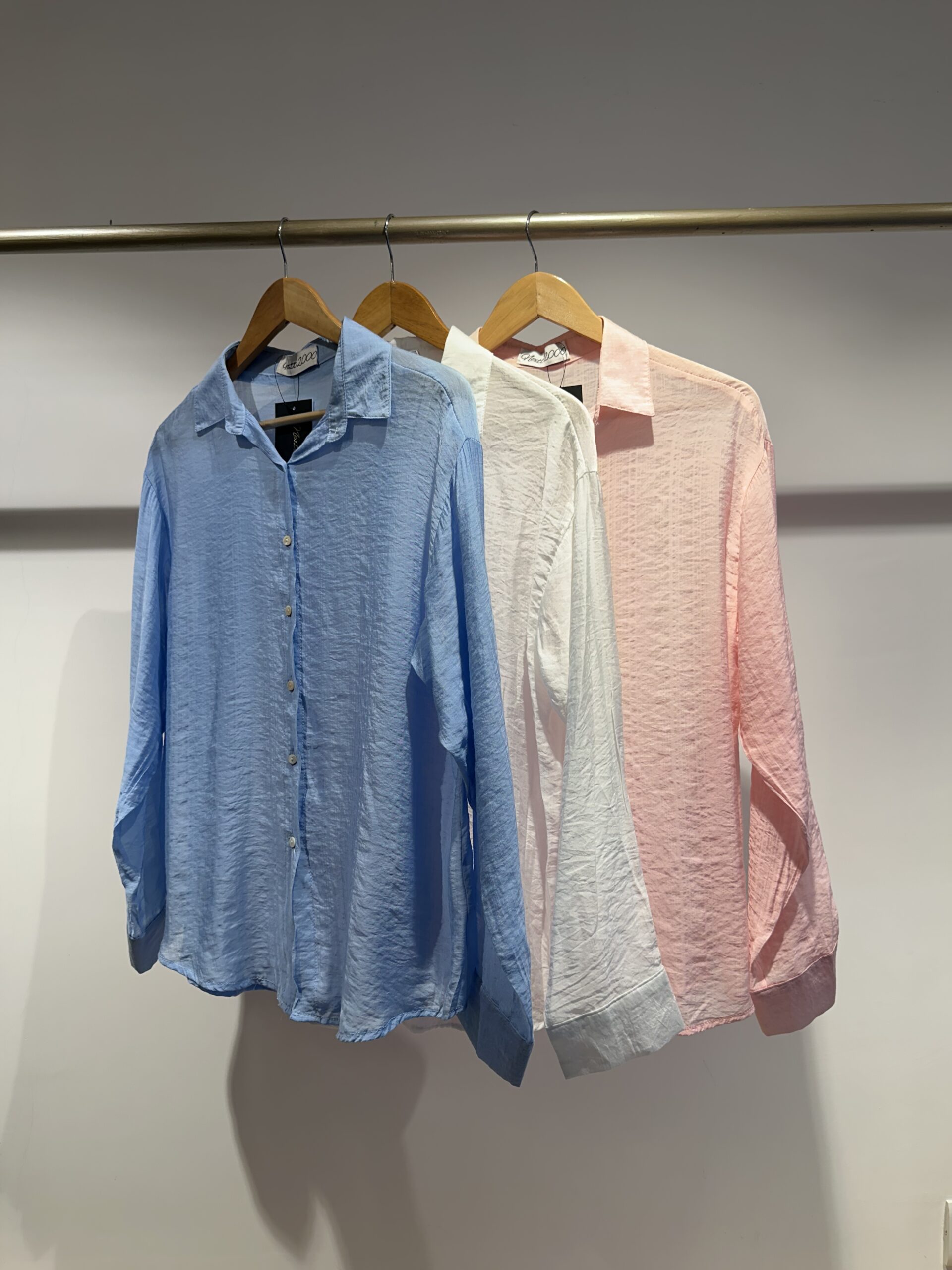 Plain linen shirt with buttons