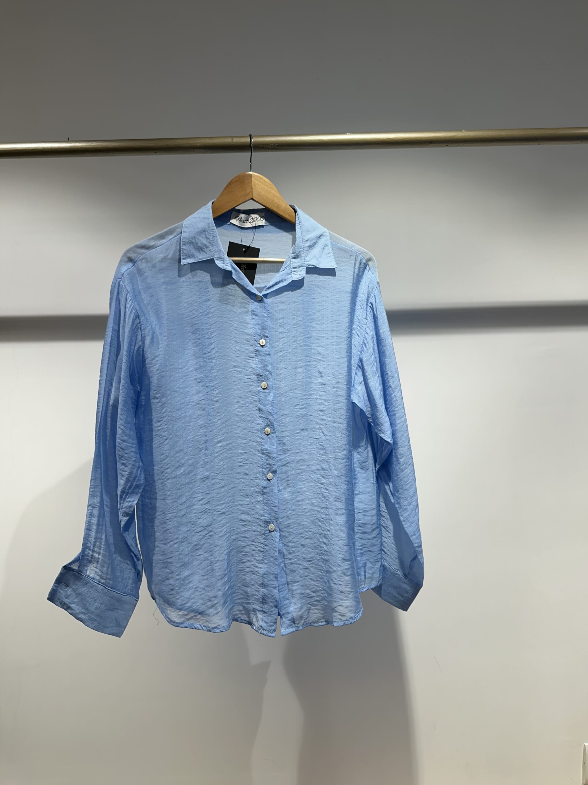 Plain linen shirt with buttons - Image 4