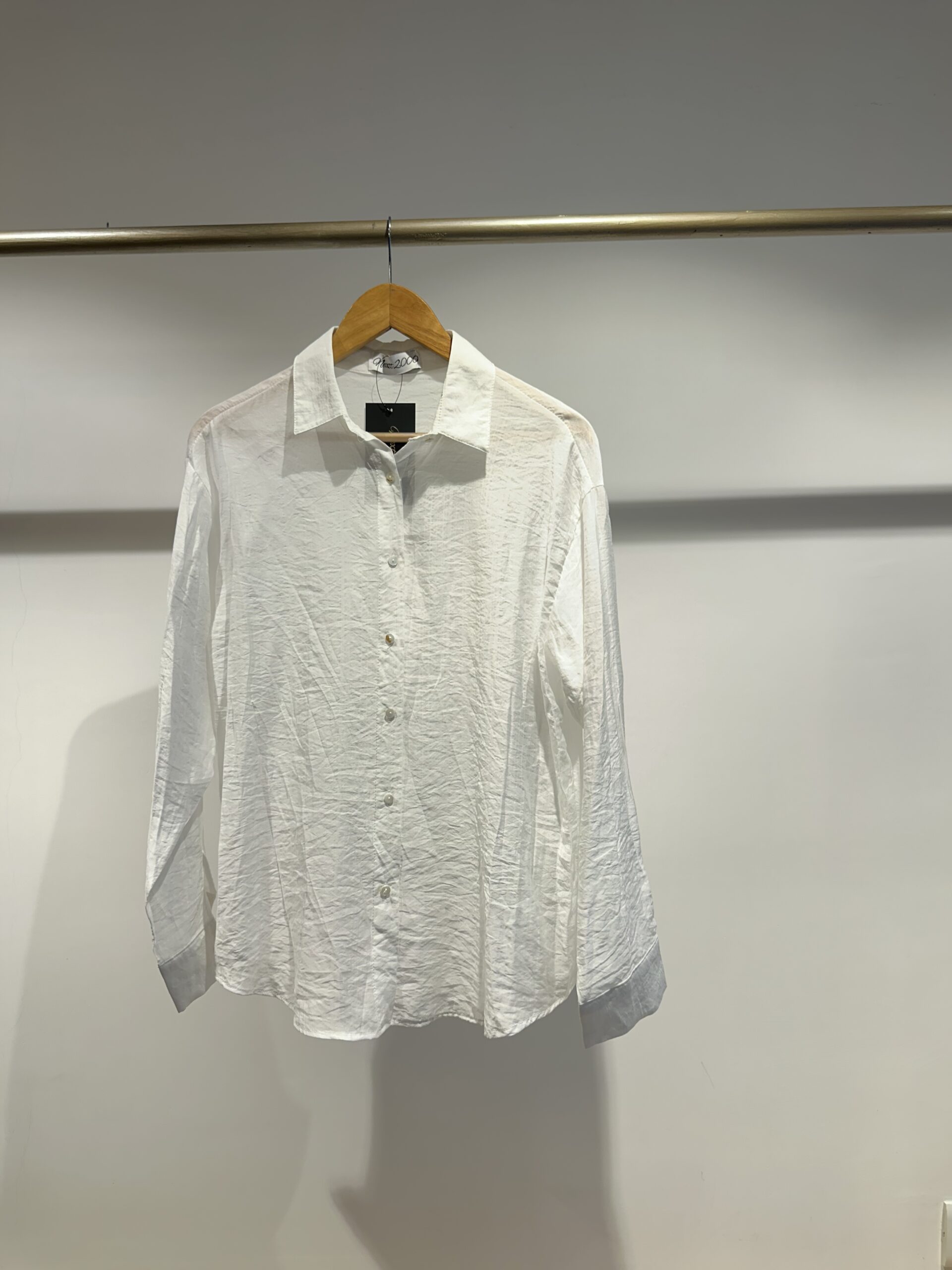 Plain linen shirt with buttons - Image 5